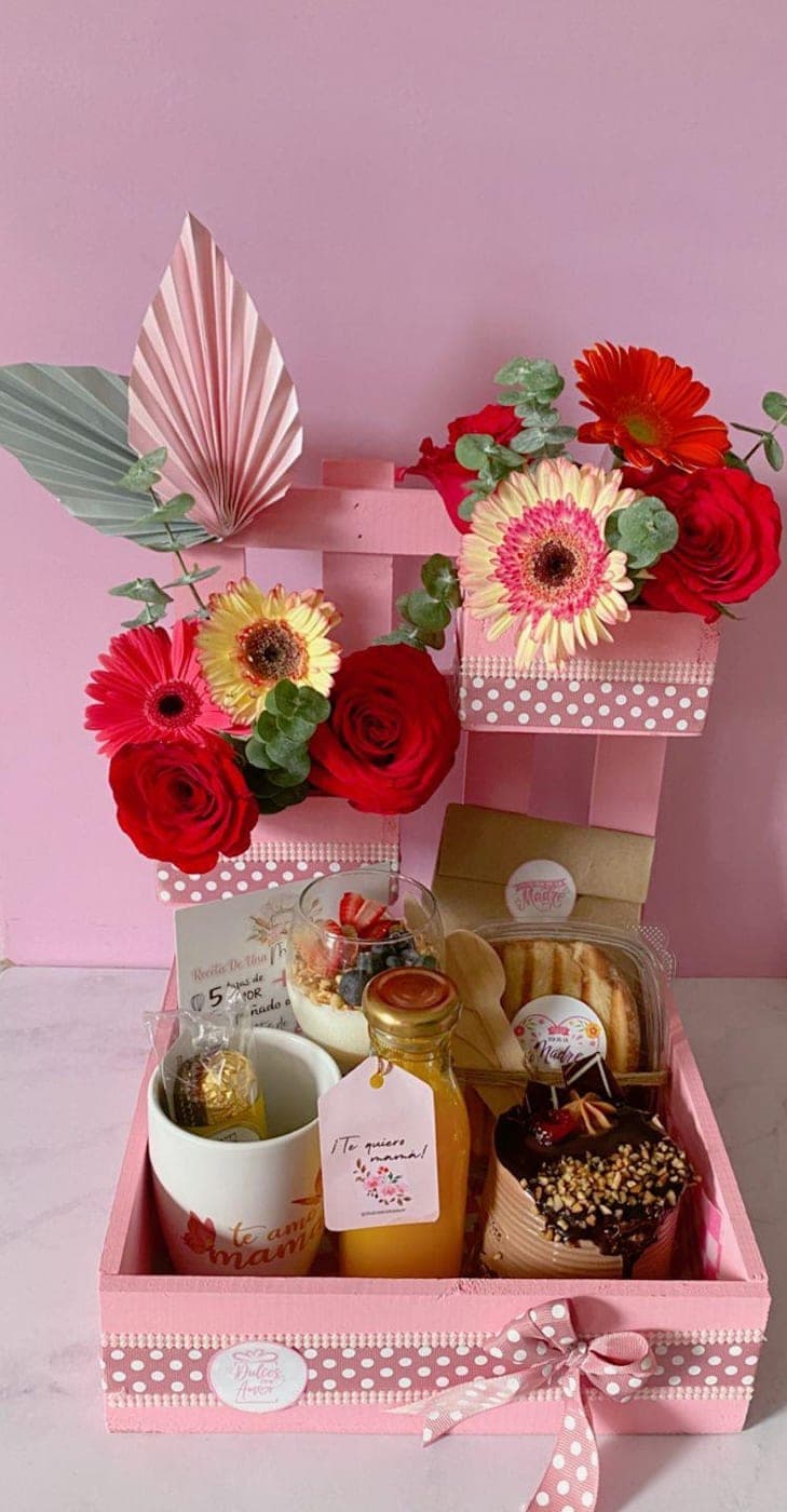 Desayuno Arreglo Floral con Mini Torta