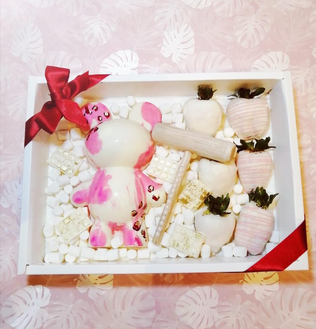 Oso Piñata con Fresas de Chocolate