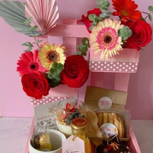 Desayuno Arreglo Floral con Mini Torta